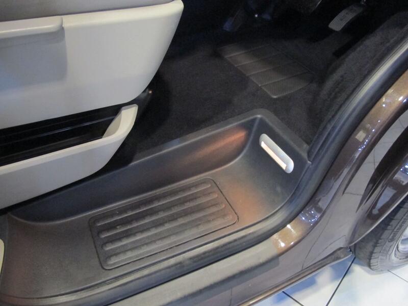 VOLKSWAGEN TRANSPORTER SHUTTLE