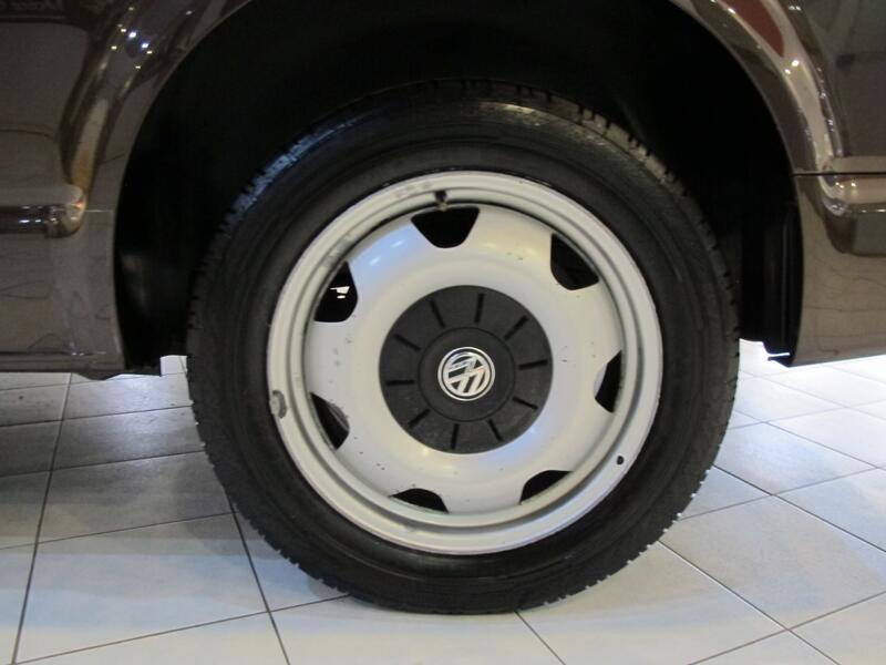 VOLKSWAGEN TRANSPORTER SHUTTLE