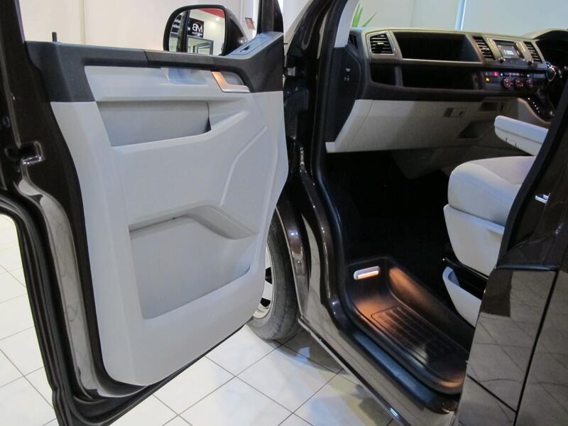 VOLKSWAGEN TRANSPORTER SHUTTLE