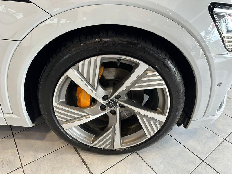 AUDI E-TRON